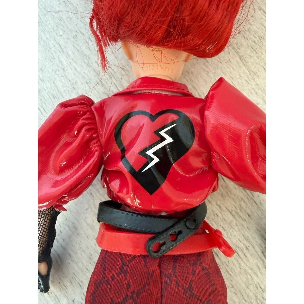 Disney Descendants Doll Rise of Red Daughter of Queen of Hearts 11” & Doll Stand